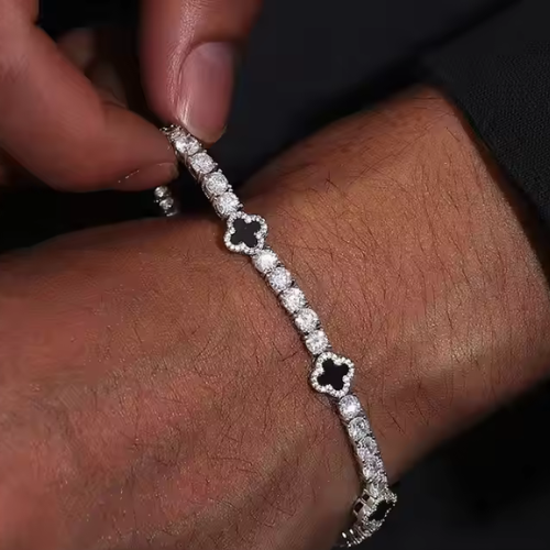 תכשיט תלתן עשוי אבני מוסנייט יוקרתיים